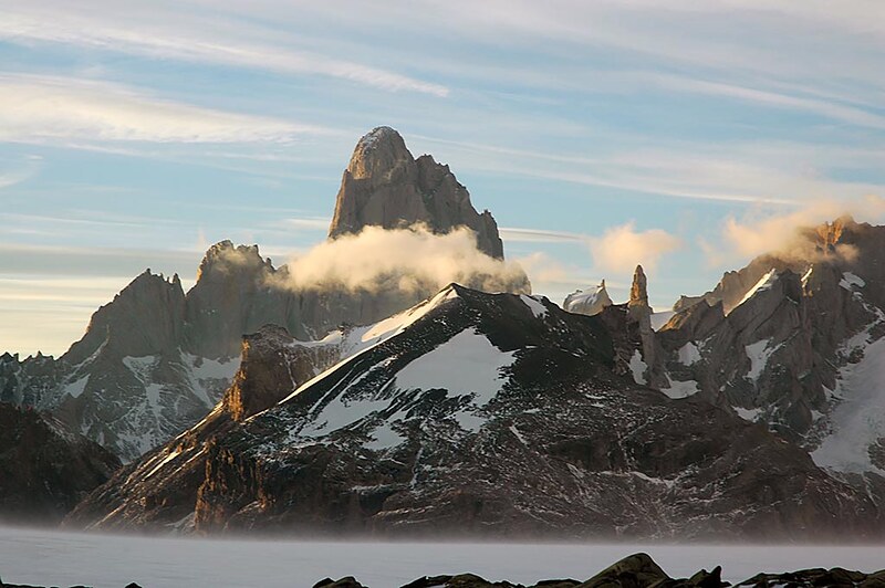 Cerro Fitz Roy entre la niebla, El Chaltén